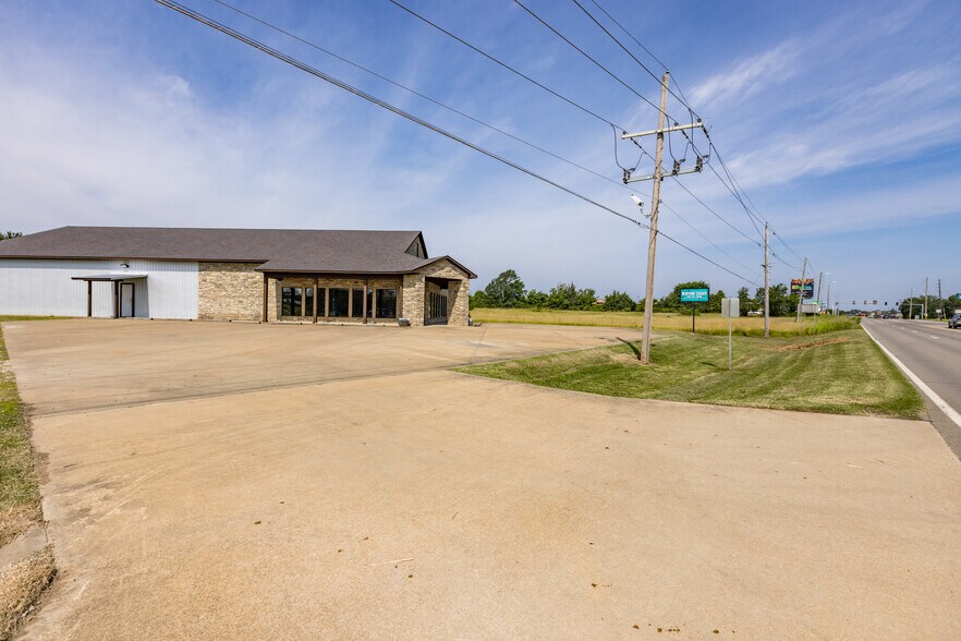 More Photos Of 1910 E Jackson St, Hugo Freestanding For Sale