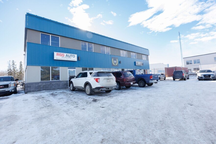 More Photos Of 8121 49 Ave Close, Red Deer Service For Sale