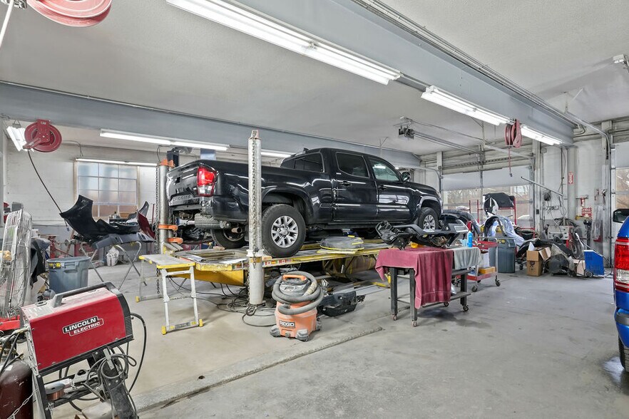 More Photos Of 3 Lower Rd, Lincoln Auto Repair For Sale