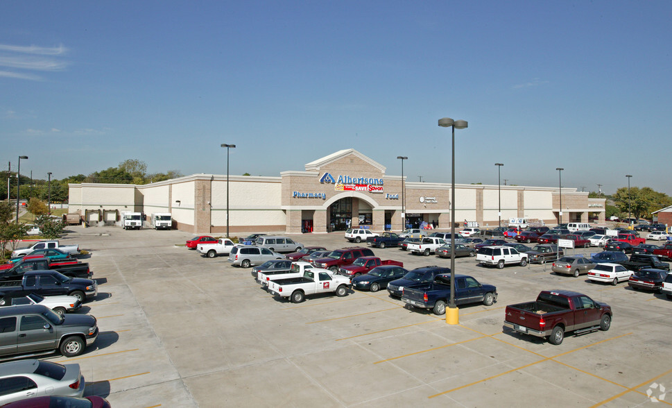 Primary Photo Of 215 N Carrier Pky, Grand Prairie Supermarket For Lease