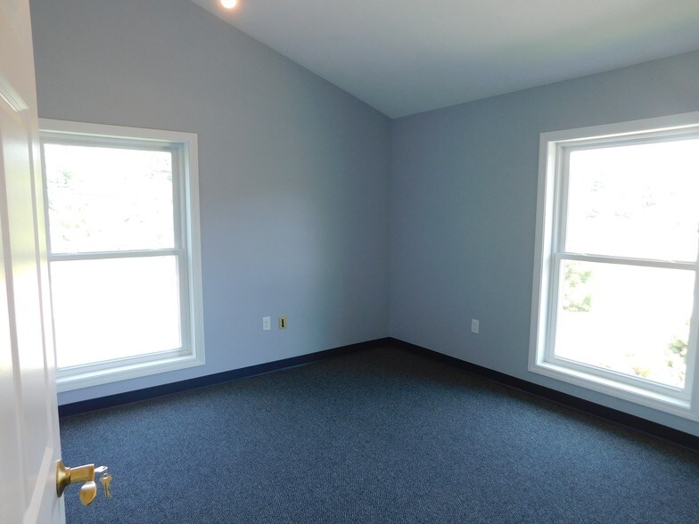 More Photos Of 271 Derry Rd, Litchfield Medical For Sale