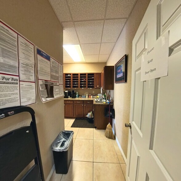 More Photos Of 126 N Us-27/441, Lady Lake Office For Lease