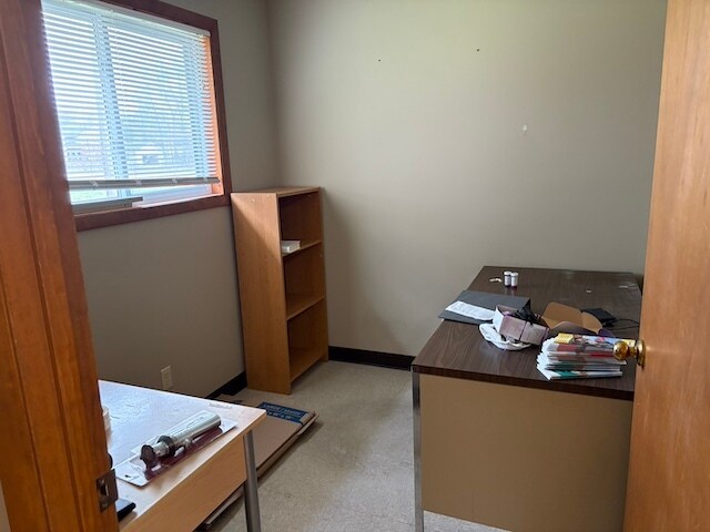 More Photos Of 631 N Pershing St, Energy Veterinarian Kennel For Sale