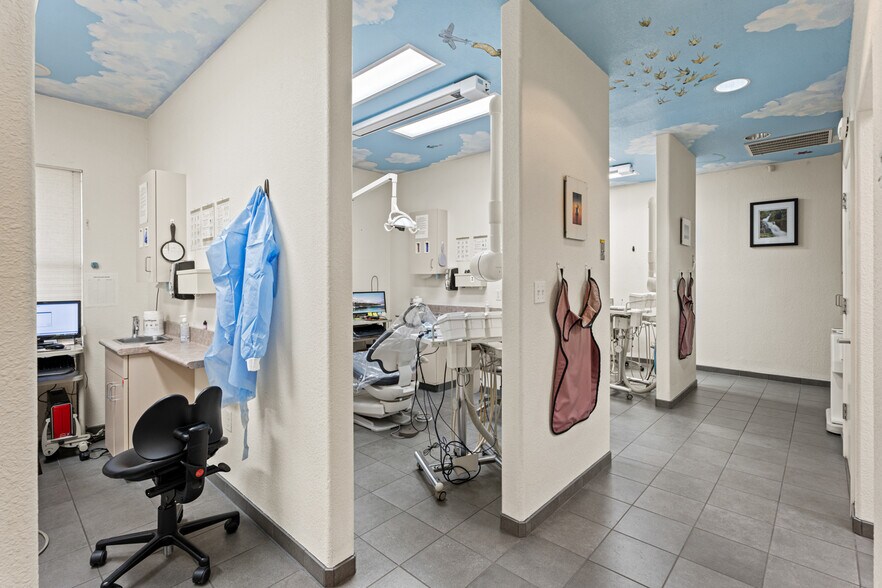 More Photos Of 16 W Valley St, Willits Office For Lease