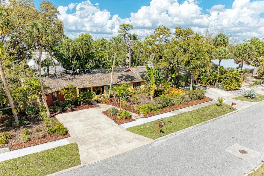 More Photos Of 941 Virginia Dr, Sarasota Specialty For Sale