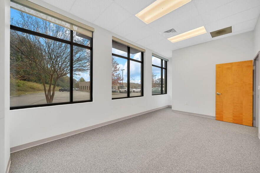 More Photos Of 1909 Pinnacle Pointe Way, Knoxville Office For Lease