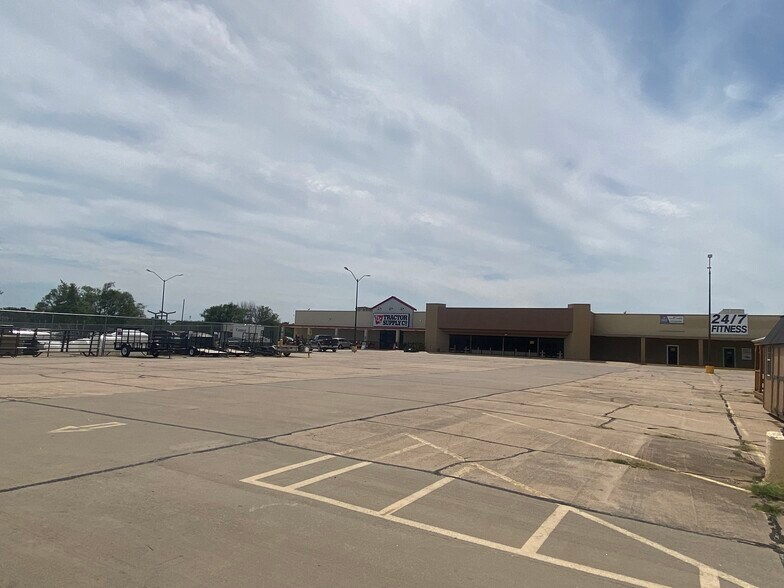 More Photos Of 1004 N Broadway St, Cleveland Freestanding For Lease