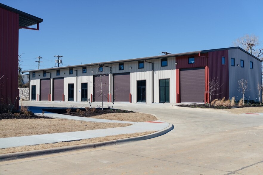 More Photos Of 108 E Pointe Dr, Weatherford Showroom For Lease