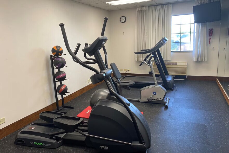 More Photos Of 1415 W Dundee Rd, Arlington Heights Hotel For Sale