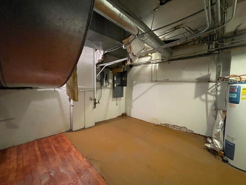 More Photos Of 300 E Main St, Pullman Bank For Sale