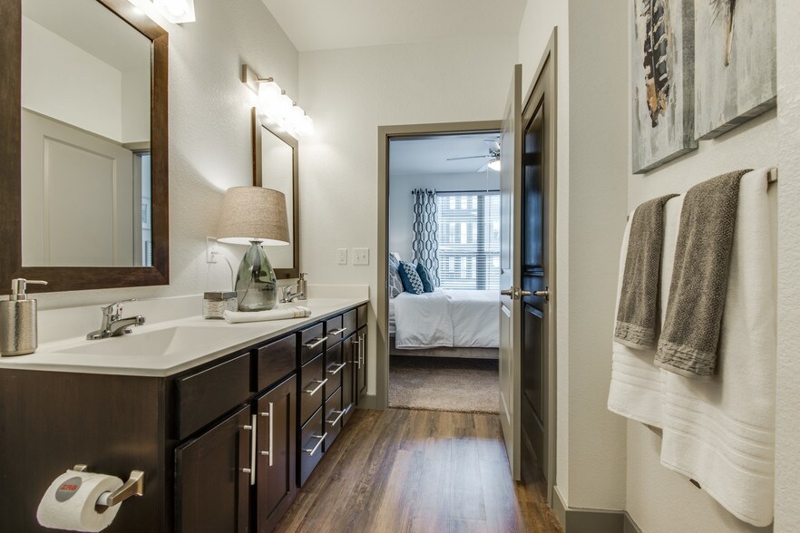 More Photos Of 403 E Koenig Ln, Austin Apartments For Lease