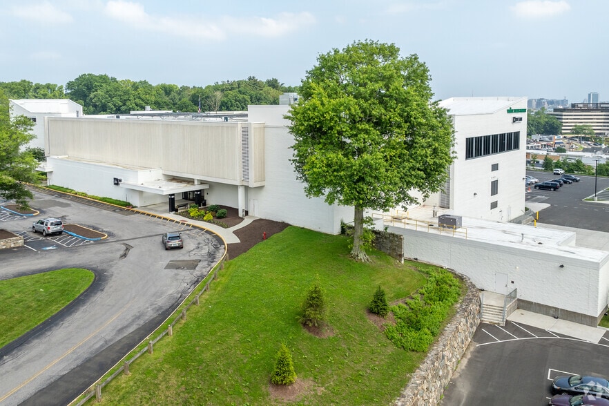 More Photos Of 110 High Ridge Rd, Stamford Supermarket For Lease