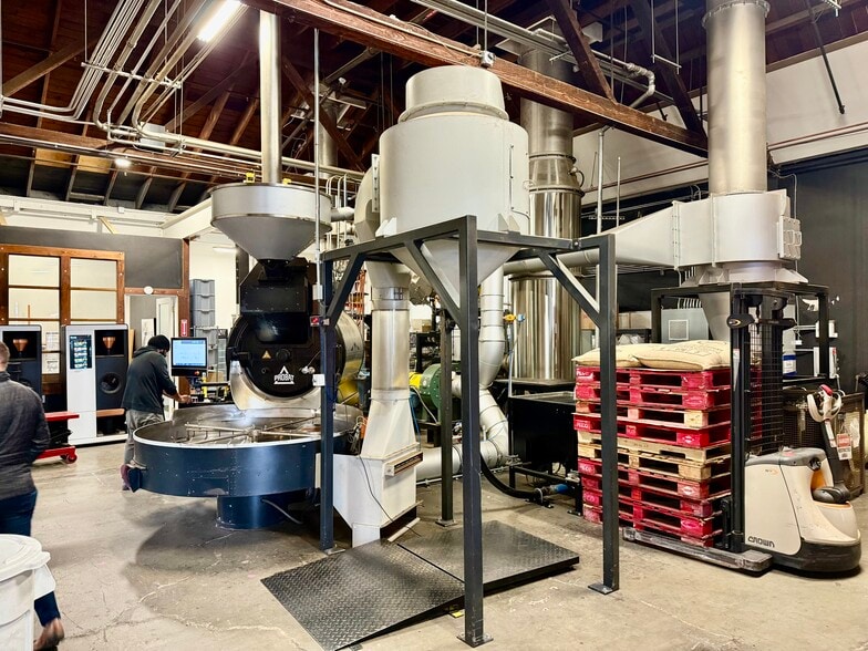 More Photos Of 3098 E 10th St, Oakland Manufacturing For Lease