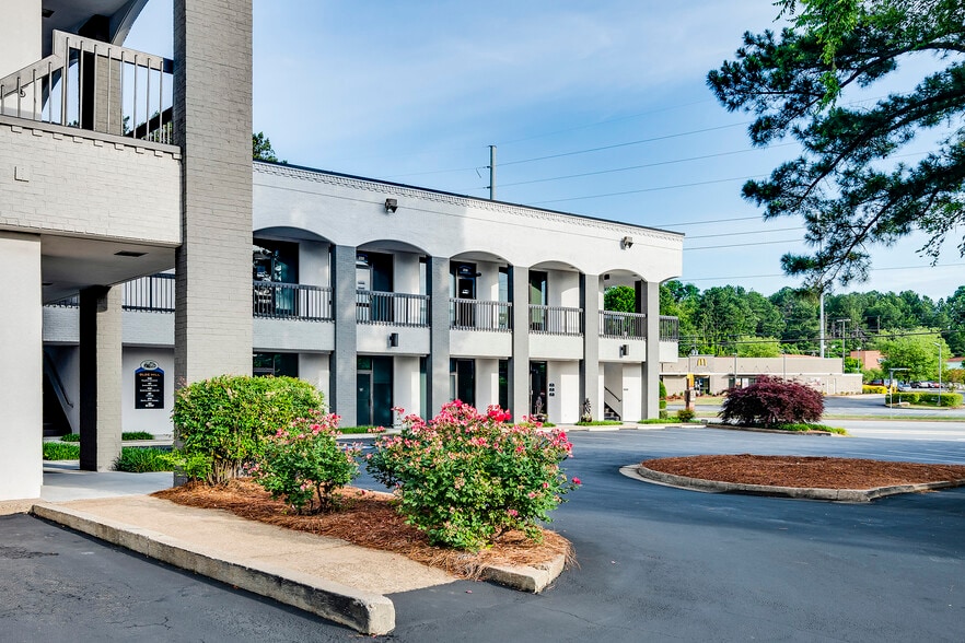 More Photos Of 3020 Roswell Rd NE, Marietta Medical For Lease