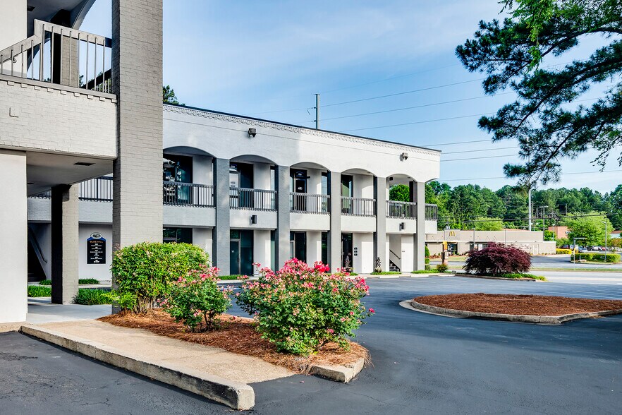 More Photos Of 3020 Roswell Rd NE, Marietta Medical For Lease
