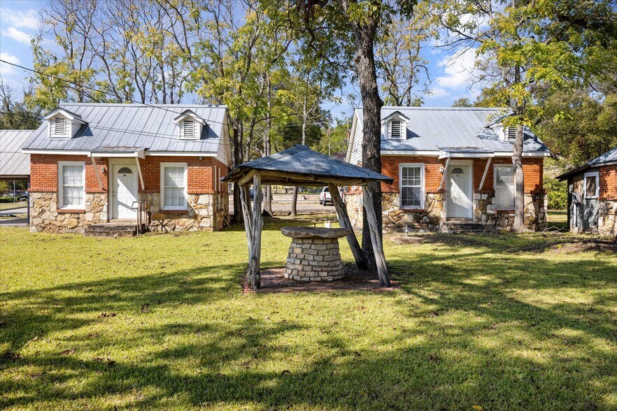 More Photos Of 301 NE Barnard St, Glen Rose Office For Sale