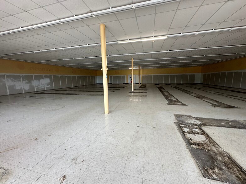More Photos Of 3851-3859 N Huron Rd, Pinconning Freestanding For Lease