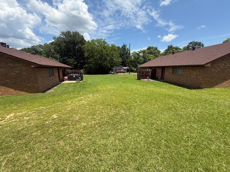 More Photos Of 1007 Richey Dr, Gladewater Apartments For Sale