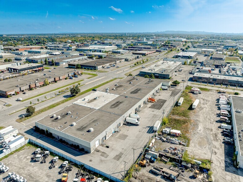 More Photos Of 3420-3480 Boul Industriel, Laval Service For Lease