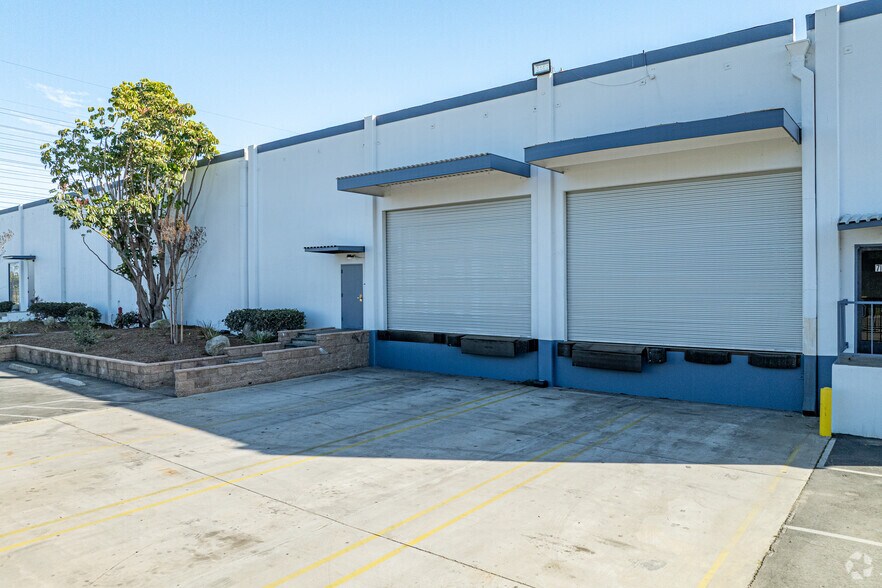 More Photos Of 7104-7110 Jackson St, Paramount Manufacturing For Lease