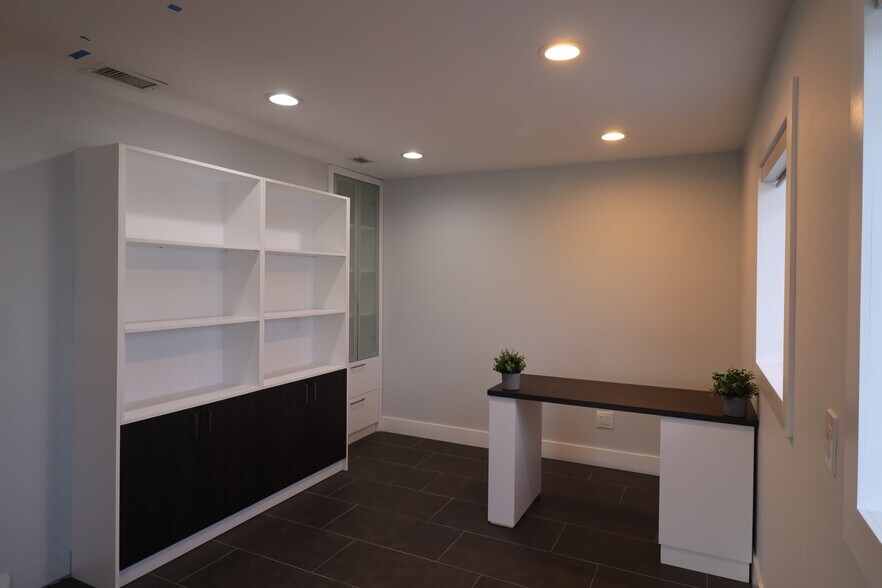 More Photos Of 817-823 SE 9th St, Deerfield Beach Storefront Retail Office For Lease