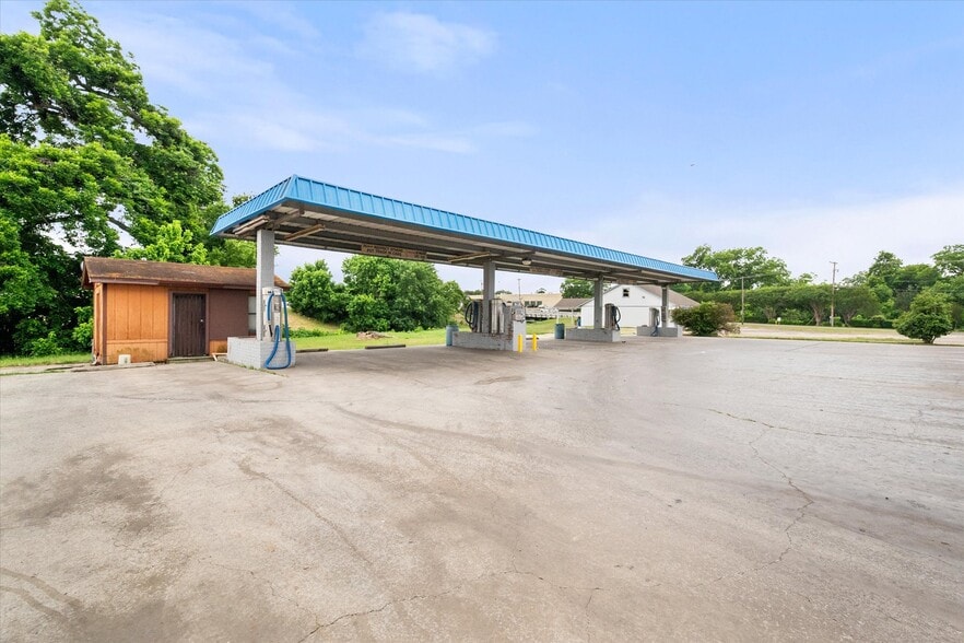 More Photos Of 223 Oaklawn Ave, Corsicana Carwash For Sale