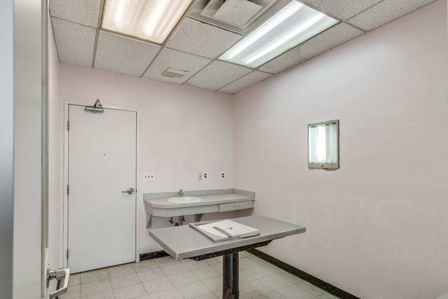 More Photos Of 5410 Allen Rd, Allen Park Medical For Sale