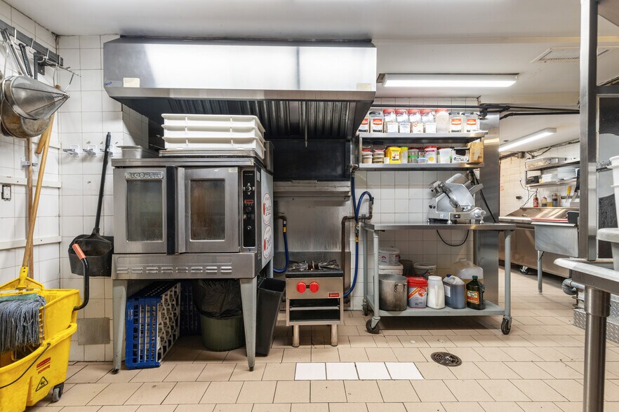 More Photos Of 6828-6834 Boul Saint Laurent, Montréal Storefront Retail Residential For Lease