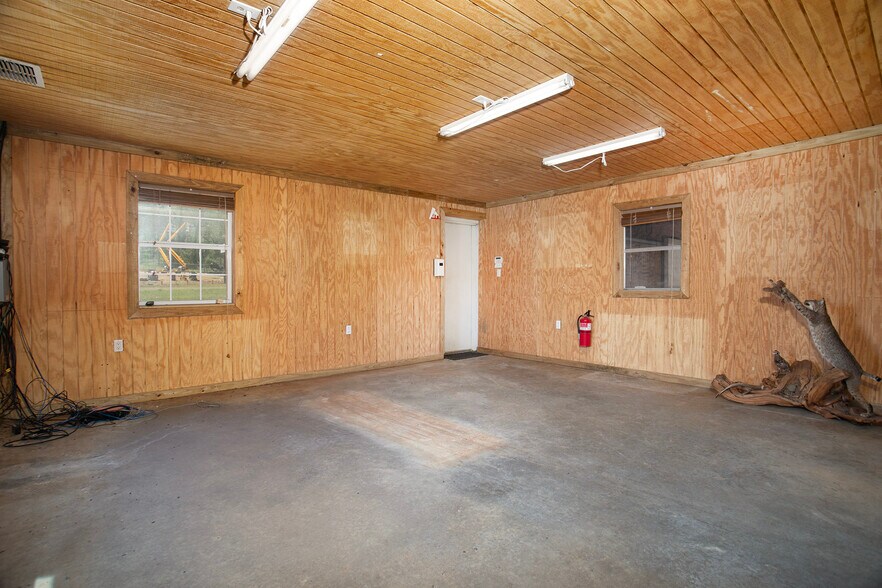 More Photos Of 15503 TX-110, Whitehouse Warehouse For Lease