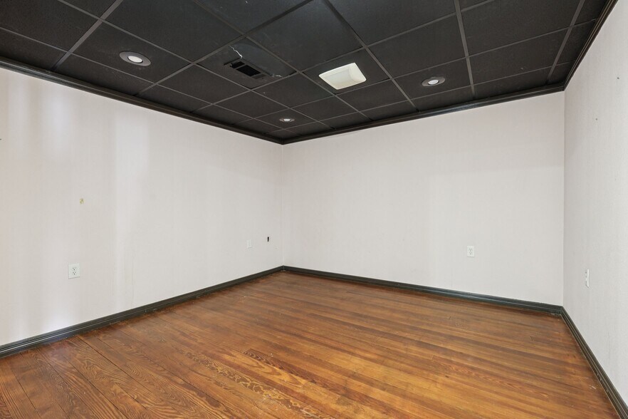 More Photos Of 113 N Main St, Moulton Bar For Sale