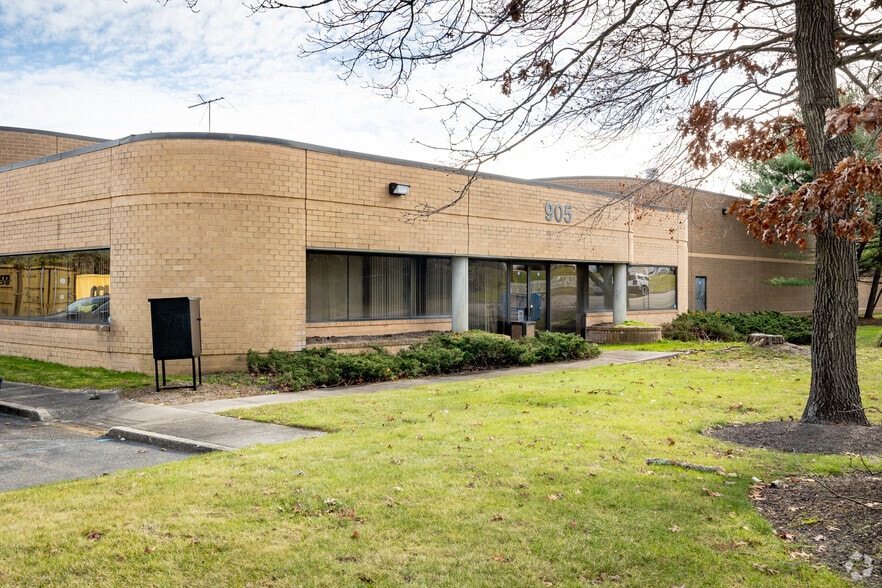 More Photos Of 905 Waverly Ave, Holtsville Warehouse For Sale