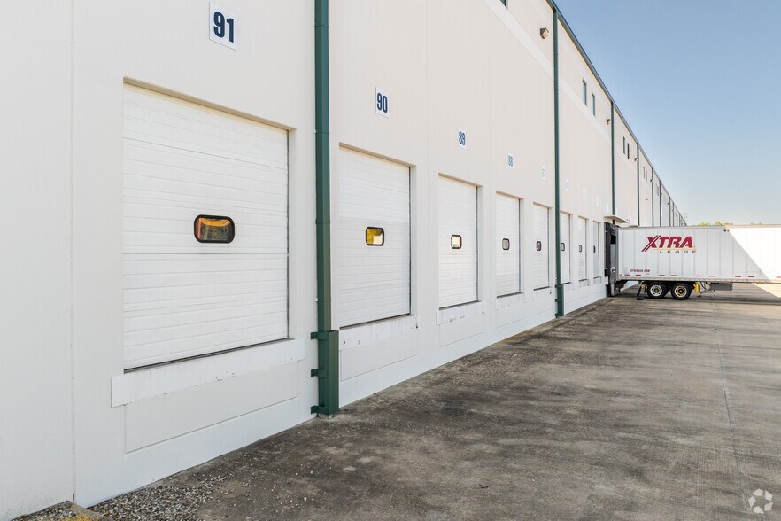 More Photos Of 11800-11900 N Lakeridge Pky, Ashland Distribution For Lease