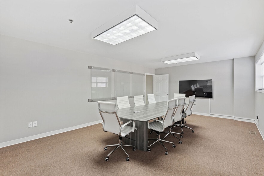 More Photos Of 4922 Port Royal Rd, Spring Hill Showroom For Lease