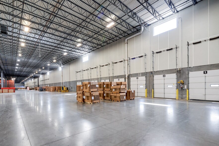 More Photos Of 7865 National Tpke, Louisville Distribution For Lease