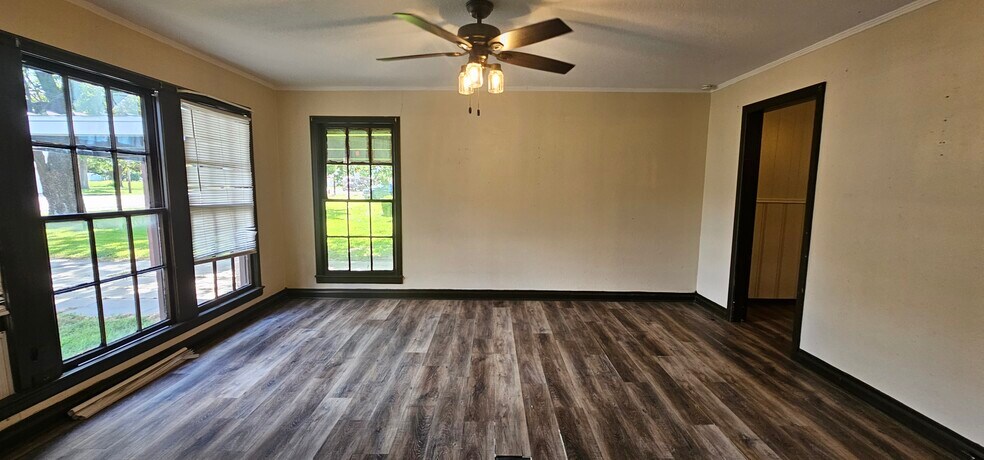 More Photos Of 401 E Pine St, Edgewood Office For Sale