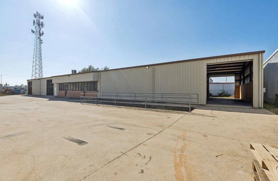 Primary Photo Of 1508 S Frazier St, Conroe Distribution For Lease
