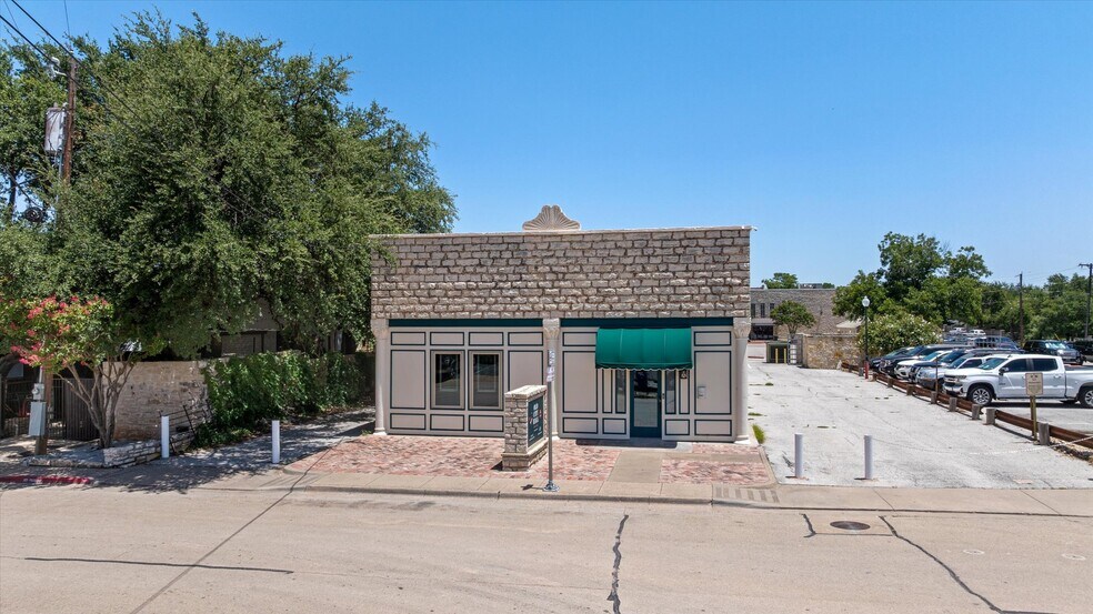 More Photos Of 111 S Houston St, Granbury Loft Creative Space For Sale