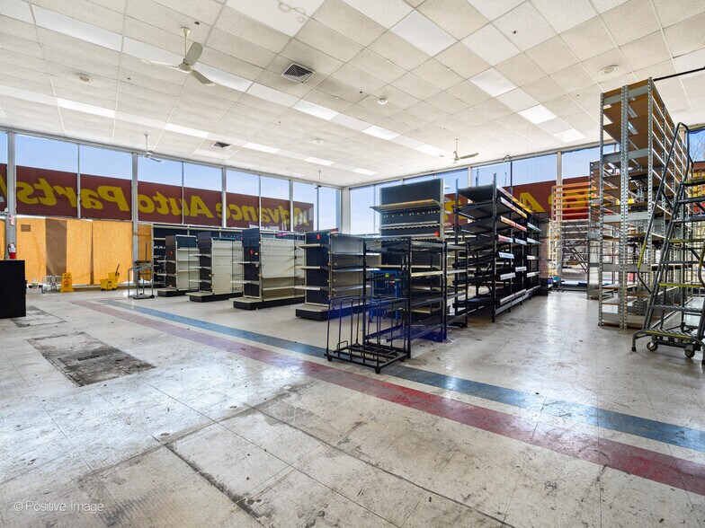 More Photos Of 211 S Milwaukee Ave, Libertyville General Retail For Sale