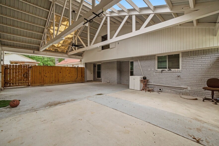 More Photos Of 2042 Teal Dr, Spring Dormitory For Sale