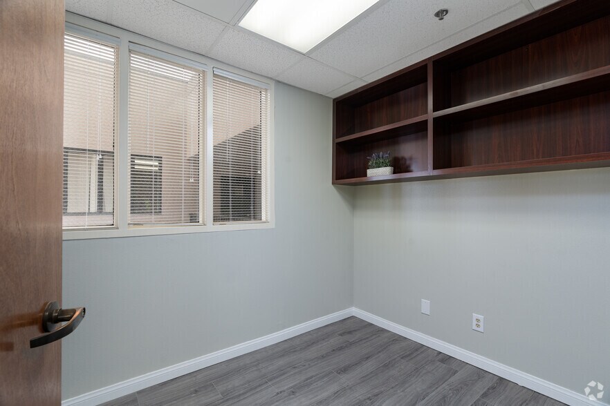More Photos Of 3550 Q St, Bakersfield Office For Sale