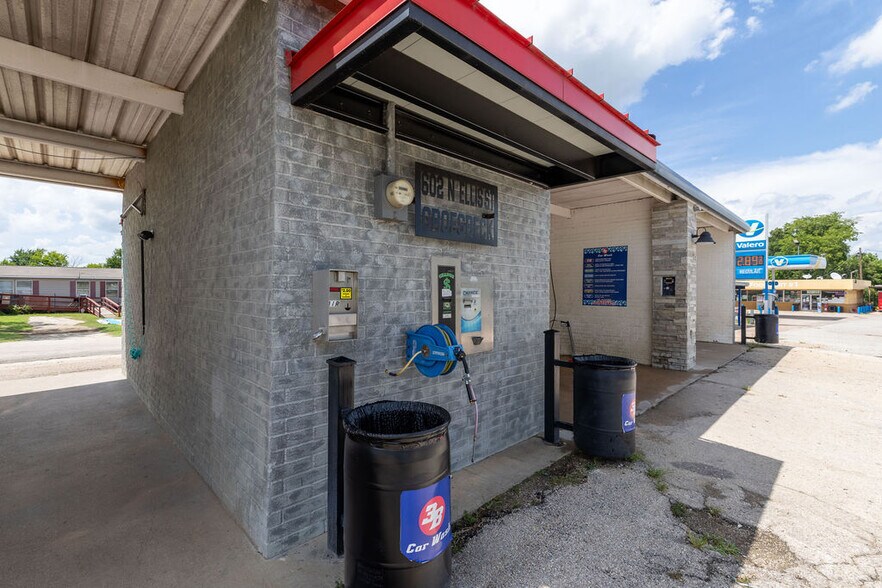 Primary Photo Of 617 N Ellis St, Groesbeck Carwash For Sale