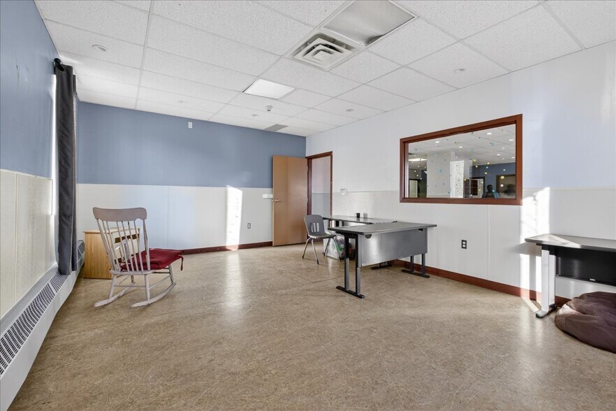 More Photos Of 11831 123 St NW, Edmonton Office For Sale