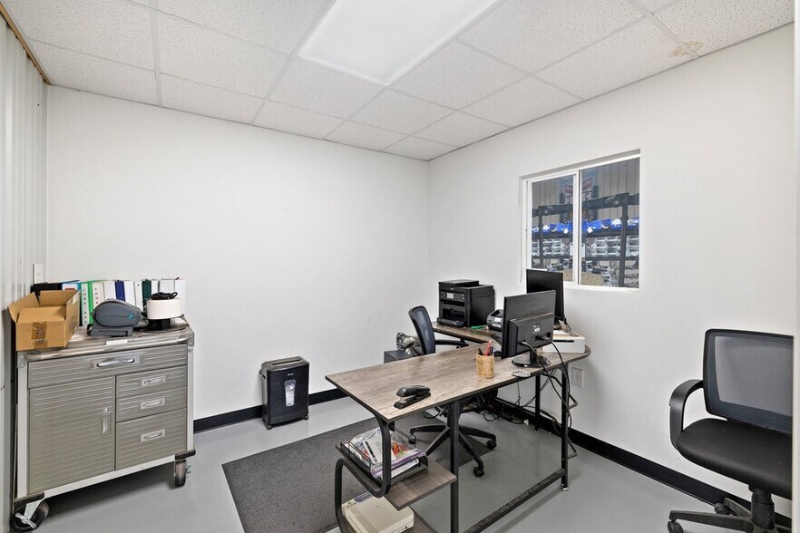 More Photos Of 101 John Kelly St, Burnet Industrial For Sale