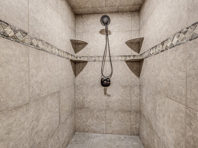 More Photos Of 6355 Boucher Dr, Edmond Showroom For Lease