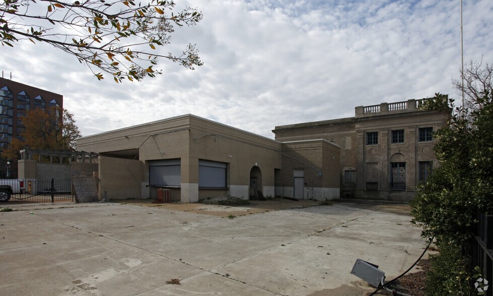 More Photos Of 132 E Queen St, Hampton General Retail For Sale