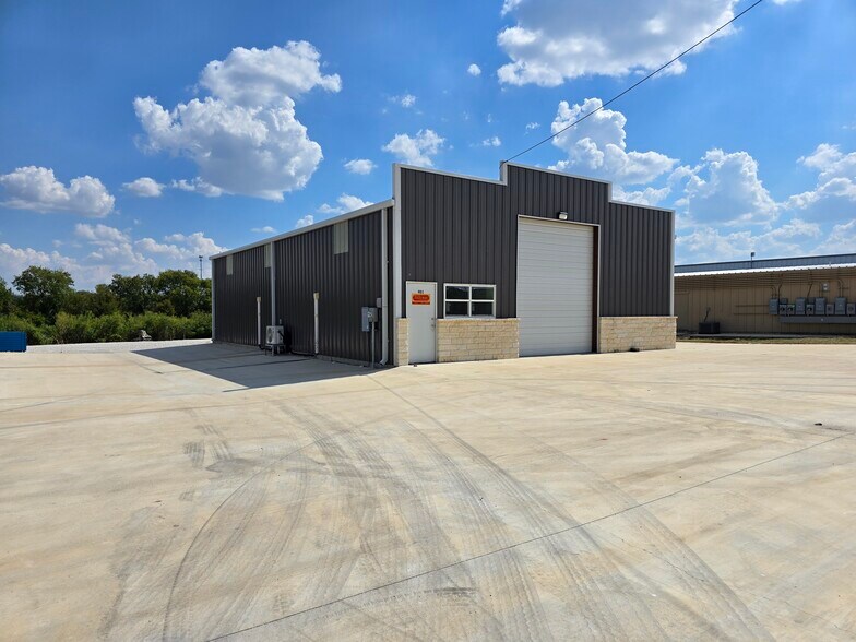 More Photos Of 401 N Central Ave, Troy Flex For Lease