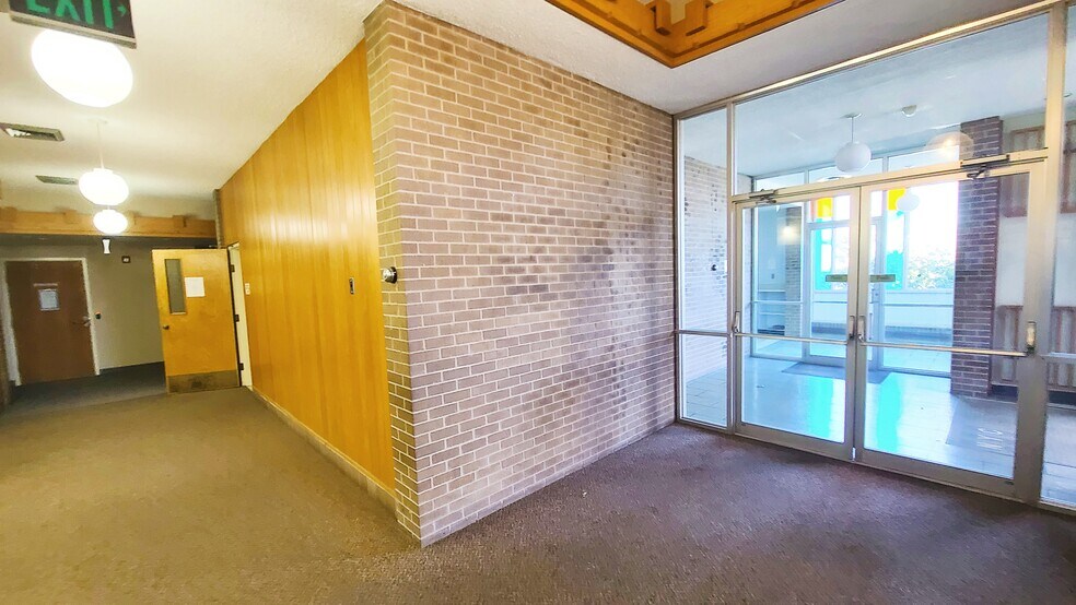 More Photos Of 710 W 8th St, Fort Scott Office For Sale