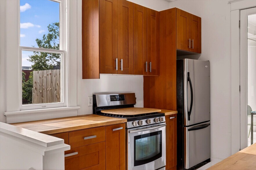 More Photos Of 107 E 35th St, Savannah Office For Sale