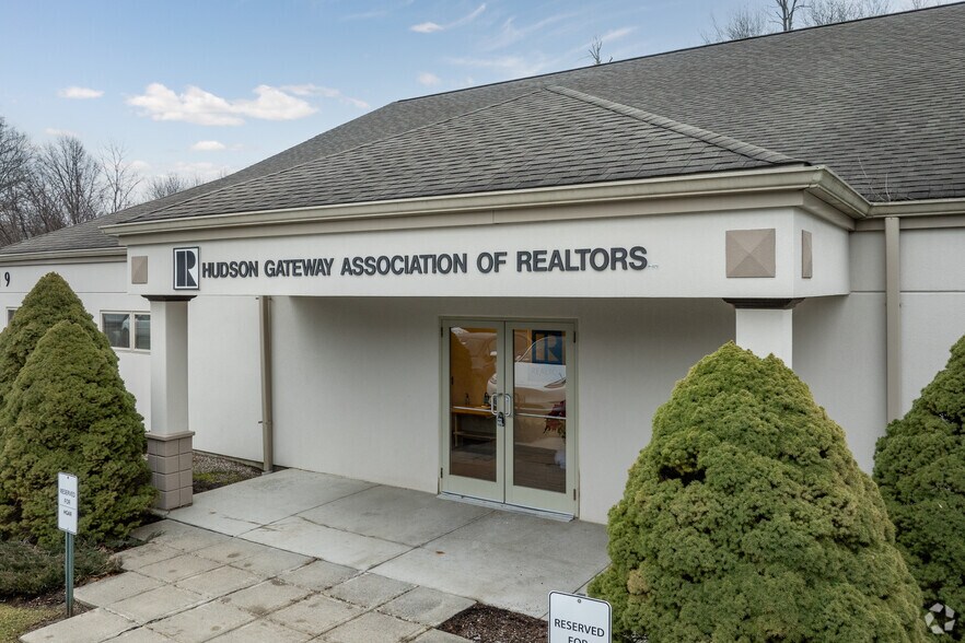 More Photos Of 3 Coates Dr, Goshen Unknown For Lease