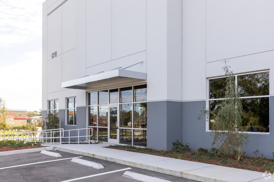 More Photos Of 6210 Hoffner Ave, Orlando Distribution For Lease